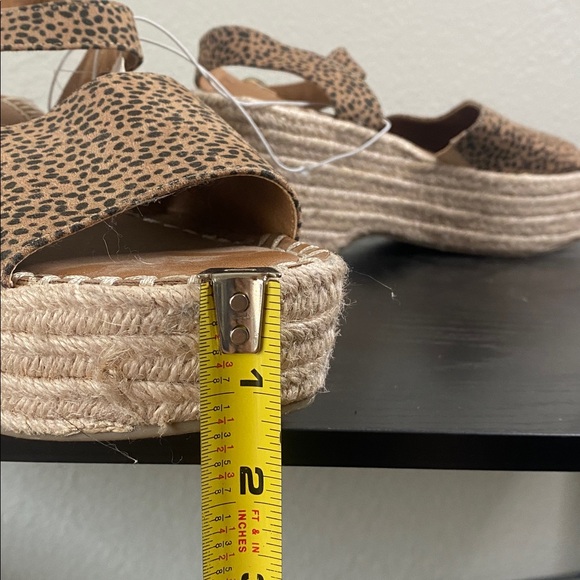 🐚NWT Women’s cheetah platform sandals! - Picture 10 of 11